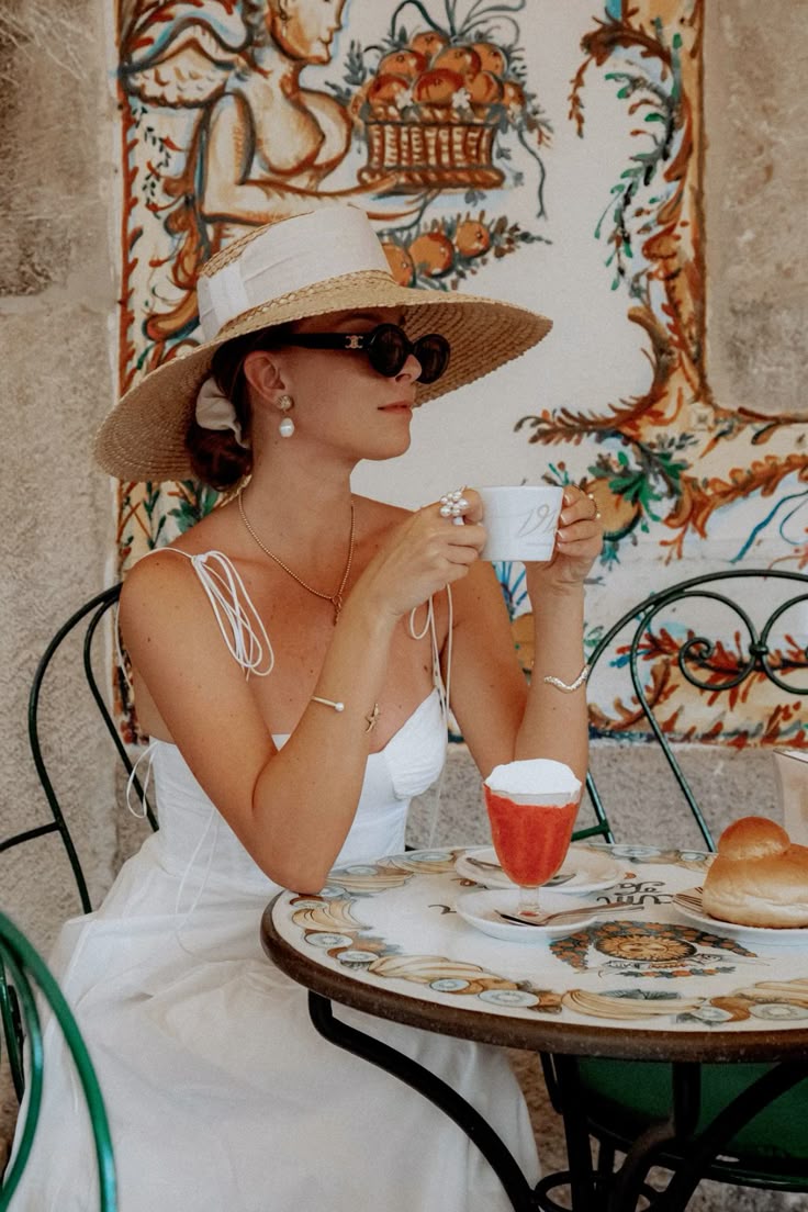 7 Ways to Show Feminine Confidence Without Being Aggressive