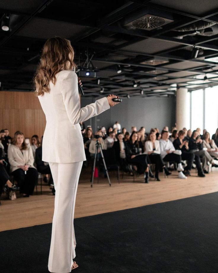 5 Powerful Ways to Be the Most Confident Woman in the Room